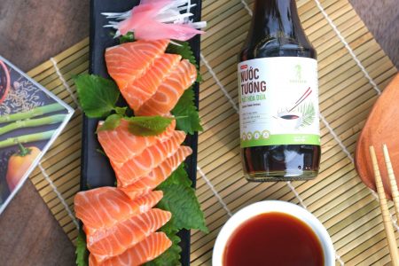 Nước tương mật hoa dừa Sokfarm với Sashimi Cá Hồi